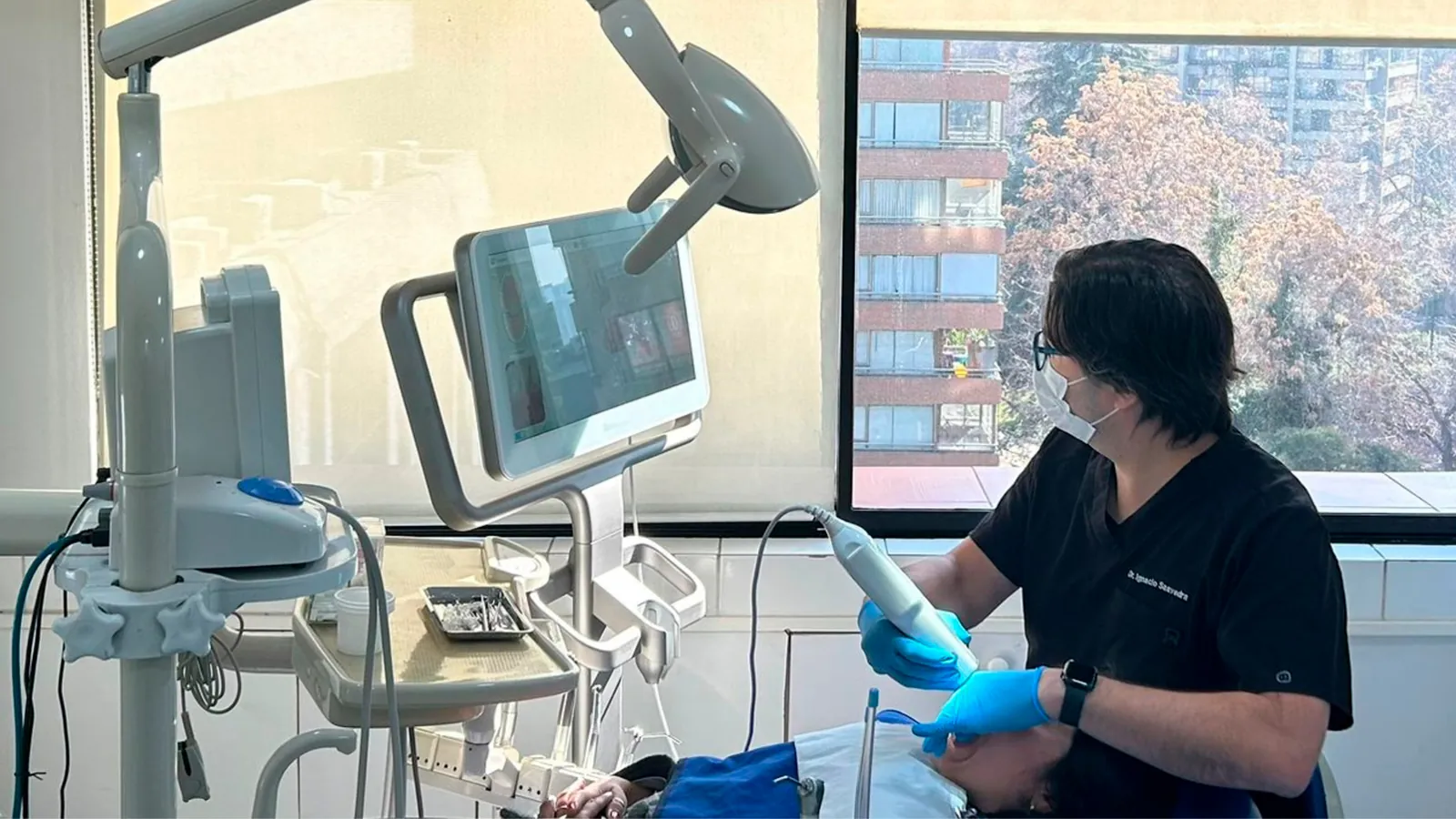 Dr. Ignacio Saavedra realizando un escaneo 3D iTero